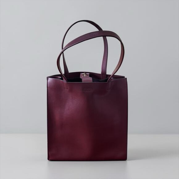 Banana Republic Handbags - Banana Republic Leather Tote